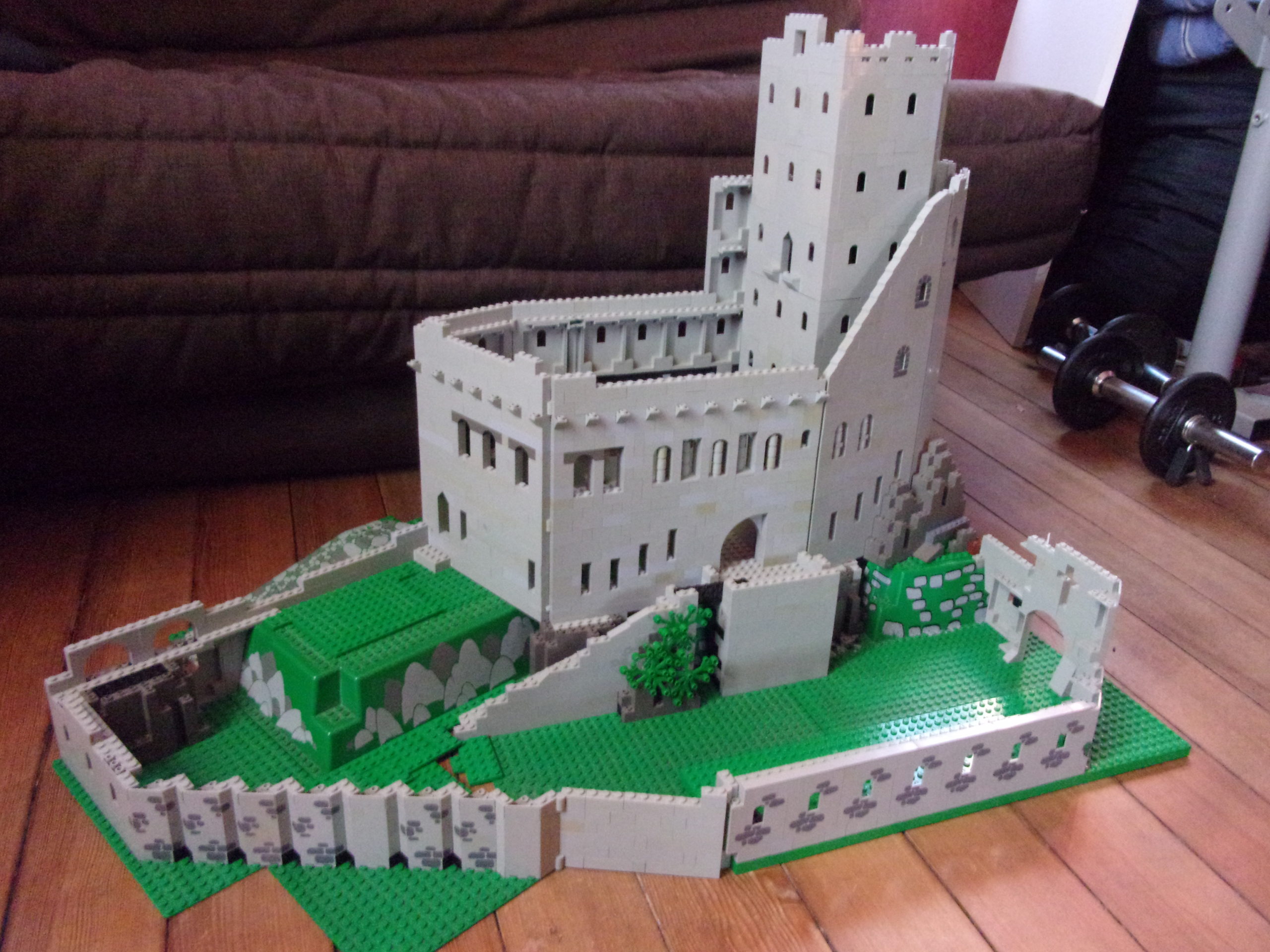 Insolite. Il reproduit le château du Haut-Koenigsbourg en Lego dans son  appartement à Vendenheim