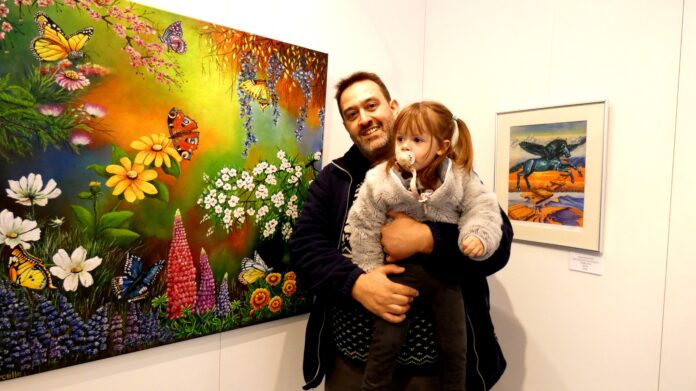 Jacky et sa petite fille Lya devant Les Papillons de Marcelle Diemer. / ©Dr